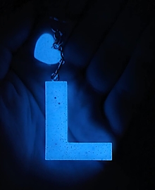 Kľúčenky - Kľúčenka s príveskom zo živice - "L" svietiaca v tme - 14948152_