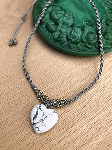 Náhrdelníky - Minimalistický náhrdelník s magnezitovým srdiečkom - 14948829_