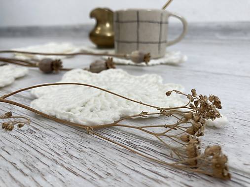 Úžitkový textil - pod šálku "háčkovaný štvorlístok" white - 14951775_