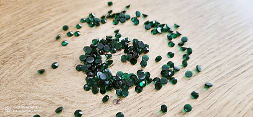  - 	Ozdobné kamienky 4,8 mm - 100 kusov - Emerald - 14954367_