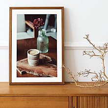 Fotografie - Photo Art| Zátišie zátišie sklenené vázičky s kvetinou a hrnček kávy - 14953755_