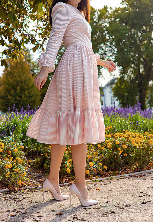 Pudrovo ružové bavlnené prúžkované šaty s volánom