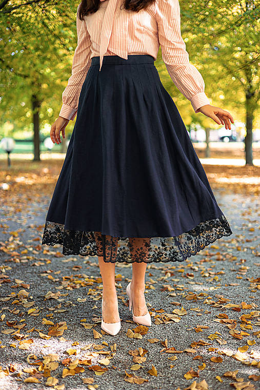 Tmavomodrá ľanovo-bavlnená sukňa s krajkou