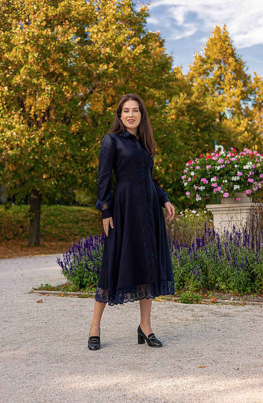 Tmavomodré tencelové košeľové šaty s krajkou