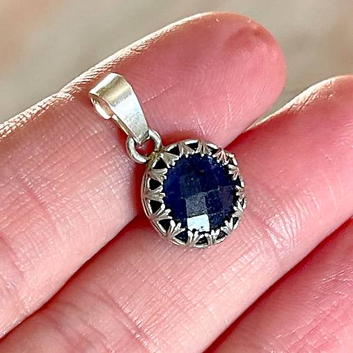 Natural Faceted Blue Sapphire Pendant / Strieborný prívesok s brúseným zafírom A100