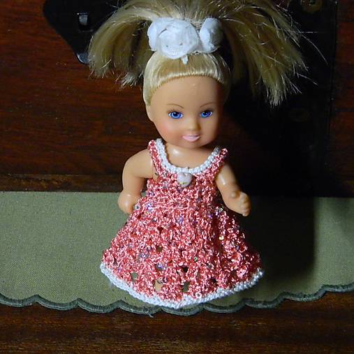  - háčkované šatičky pre 11 cm bábiku Evičku (ružové s klobúčikom 2) - 14962938_