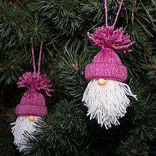 Dekorácie - vianočná macramé dekorácia – fialový škriatok - 14962325_