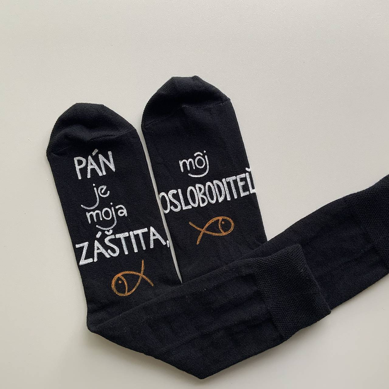 Maľované ponožky s citátom zo žalmu ”Pán je moja záštita, môj osloboditeľ”