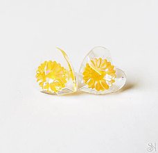 Náušnice - Živicové srdiečkové napichovacie náušnice s oranžovými kvetmi - 14964579_