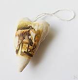 Dekorácie - Srdiečko s bielym koníkom - šitá handmade dekorácia - 14967704_