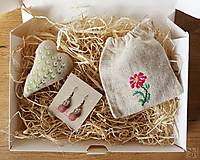 Náušnice - Ružový darčekový box s náušnicami a dekoráciami - 14967845_