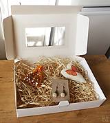 Náušnice - Oranžový darčekový box pre ženy s náušnicami a dekoráciami - 14967970_