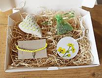 Náramky - Žltý darčekový box pre ženy s náramkom a dekoráciami - 14969557_