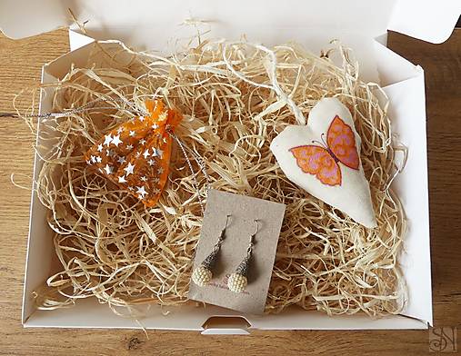 Oranžový darčekový box pre ženy s náušnicami a dekoráciami