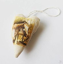 Dekorácie - Srdiečko s bielym koníkom - šitá handmade dekorácia - 14967704_