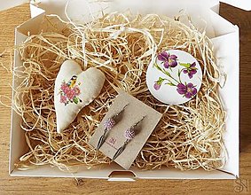Náušnice - Fialový darčekový box pre ženy s náušnicami a dekoráciami - 14967882_