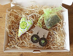 Náušnice - Zelený darčekový box pre ženy s náušnicami a dekoráciami - 14967916_