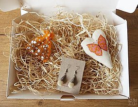 Náušnice - Oranžový darčekový box pre ženy s náušnicami a dekoráciami - 14967969_