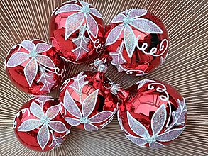 Dekorácie - Červené lesklé guličky s bielou vianočnou ružou - 14969413_