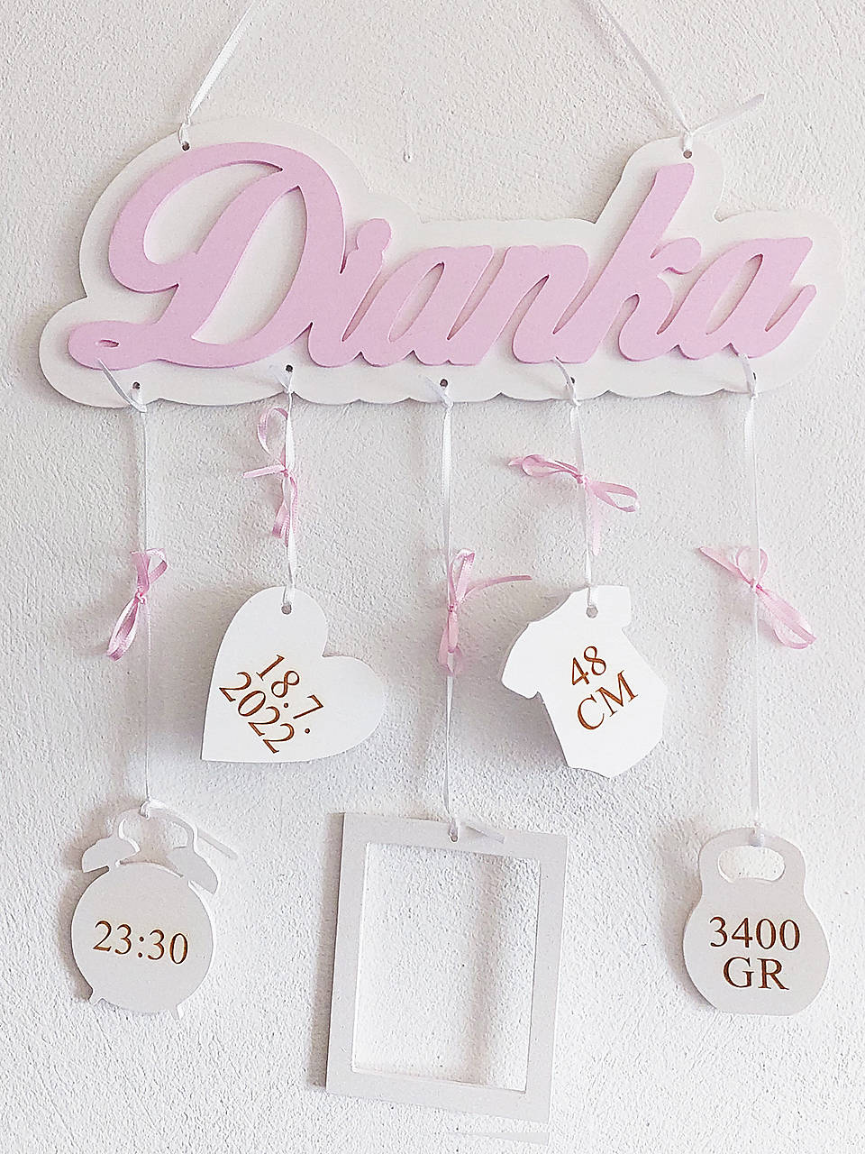 Drevené meno s pozadím a údajmi + fotorámik