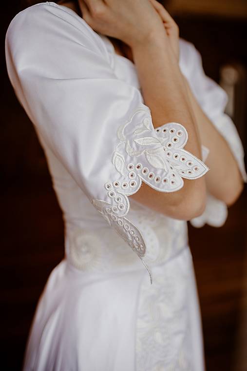 Biele saténové šaty Solčanská