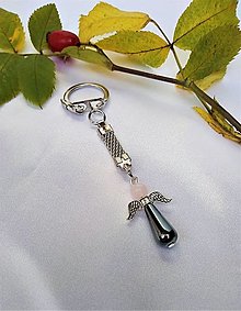 Kľúčenky - Prívesok na kľúče - anjelik z hematitu a ruženínu - 14969083_