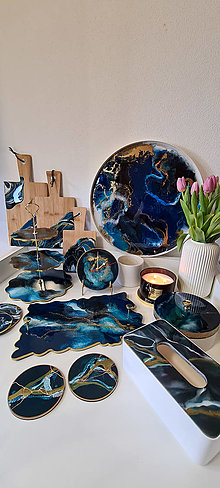Dekorácie - Nádherný set z epoxidovej živice - kráľovská modrá (Podšálky veľké "kintsugi") - 14968744_