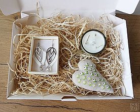 Náušnice - Biely darčekový box pre ženy s náušnicami, sviečkou a dekoráciami - 14971125_