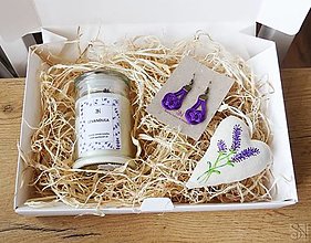 Sviečky - Fialový levanduľový darčekový box pre ženy s náušnicami, sviečkou a dekoráciou - 14971230_