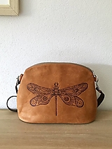 Kabelky - PETRA "Dragonfly" kožená kabelka s vypaľovaným obrázkom - 14971258_