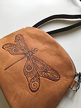 Kabelky - PETRA "Dragonfly" kožená kabelka s vypaľovaným obrázkom - 14971260_