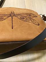 Kabelky - PETRA "Dragonfly" kožená kabelka s vypaľovaným obrázkom - 14971266_