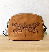 Kabelky - PETRA "Dragonfly" kožená kabelka s vypaľovaným obrázkom - 14971267_