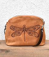 Kabelky - PETRA "Dragonfly" kožená kabelka s vypaľovaným obrázkom - 14971539_