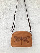 Kabelky - PETRA "Dragonfly" kožená kabelka s vypaľovaným obrázkom - 14971540_