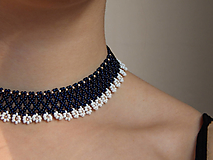 Náhrdelníky - Čipkovaný náhrdelník-modrý z bielymi kvetinkami - 14975573_
