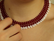Náhrdelníky - Čipkovaný náhrdelník-červený z bielymi kvetinkami - 14975644_