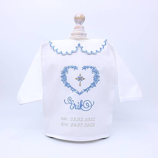 Modrá košieľka na krst s krásnym ornamentovým srdiečkom a krížikom