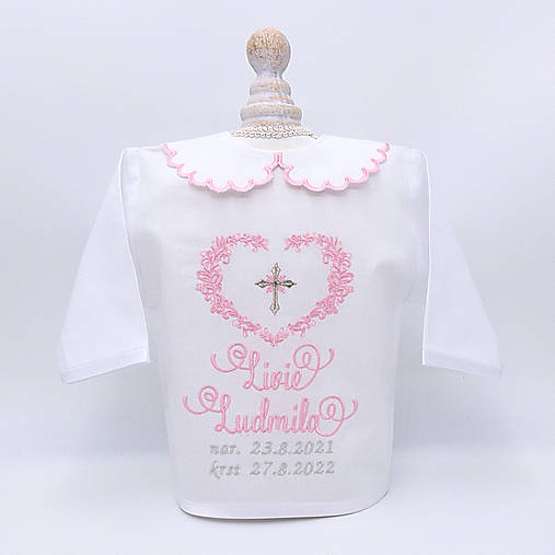 Ružová košieľka na krst s krásnym ornamentovým srdiečkom a krížikom