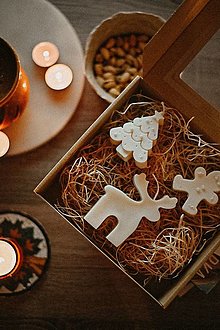 Svietidlá a sviečky - Vianočná krabička so sviečkami (sob, medovnik, stromček) - 14974221_