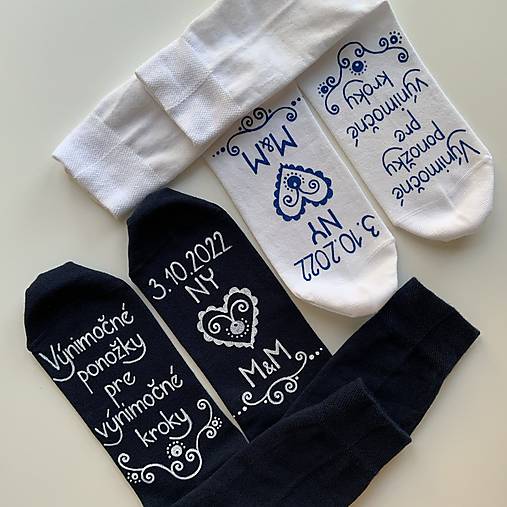 Maľované ponožky pre novomanželov s nápisom "Výnimočné ponožky pre výnimočné kroky/ Od (dátum) kráčame spolu (+ miesto sobáša + iniciály (biele + tmavomodré))