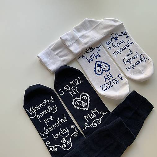 Maľované ponožky pre novomanželov s nápisom "Výnimočné ponožky pre výnimočné kroky/ Od (dátum) kráčame spolu (+ miesto sobáša + iniciály (biele + tmavomodré))
