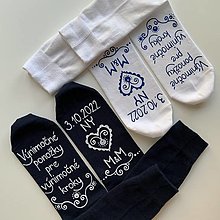 Ponožky, pančuchy, obuv - Maľované ponožky pre novomanželov s nápisom "Výnimočné ponožky pre výnimočné kroky/ Od (dátum) kráčame spolu (+ miesto sobáša + iniciály (biele + tmavomodré)) - 14977351_