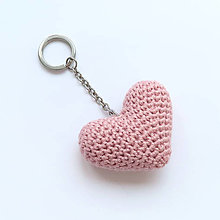 Kľúčenky - Srdiečko ružové - originálny ručne háčkovaný prívesok na kľúče - 14985013_