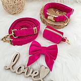 Pre zvieratá - BAXIE pink velvet, zamatový handmade obojok ružový,  cyklámenový, vodítko, mašľa, kapsička na sáčky - 14986252_