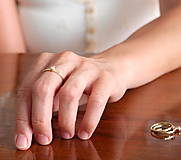 Prstene - Minimalistický zlatý prteň - 14986876_