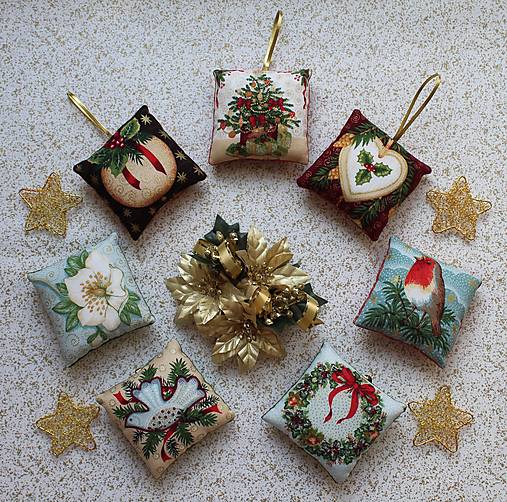 Dekorácie - Vánoční polštářkové ozdoby. Sada 7 ks - 14993492_