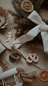 Dekorácie - Vianočné praclíky (Hnedá s bielym sypaním) - 14989913_