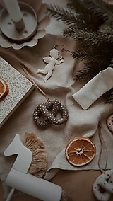 Dekorácie - Vianočné praclíky (Hnedá s bielym sypaním) - 14989914_