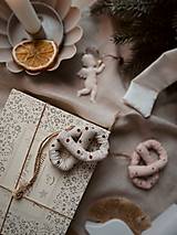 Dekorácie - Vianočné praclíky (Hnedá s bielym sypaním) - 14989916_